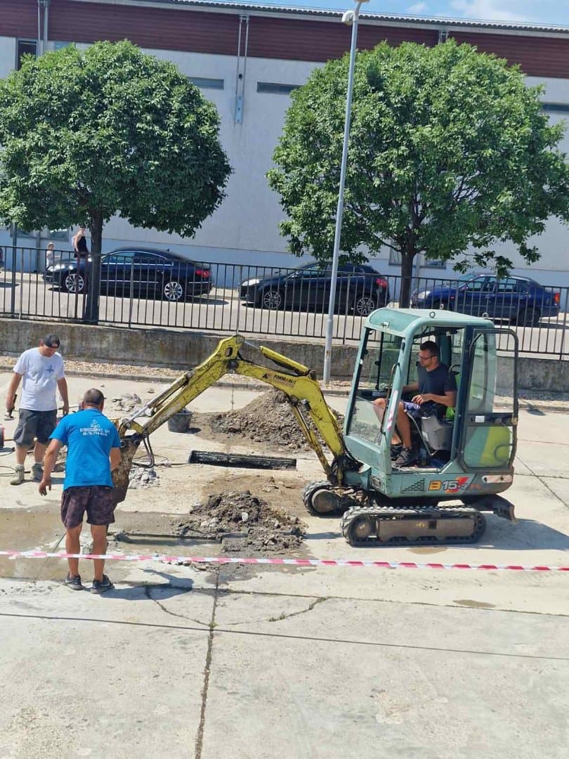 csőtörés gépi foldmunkaval