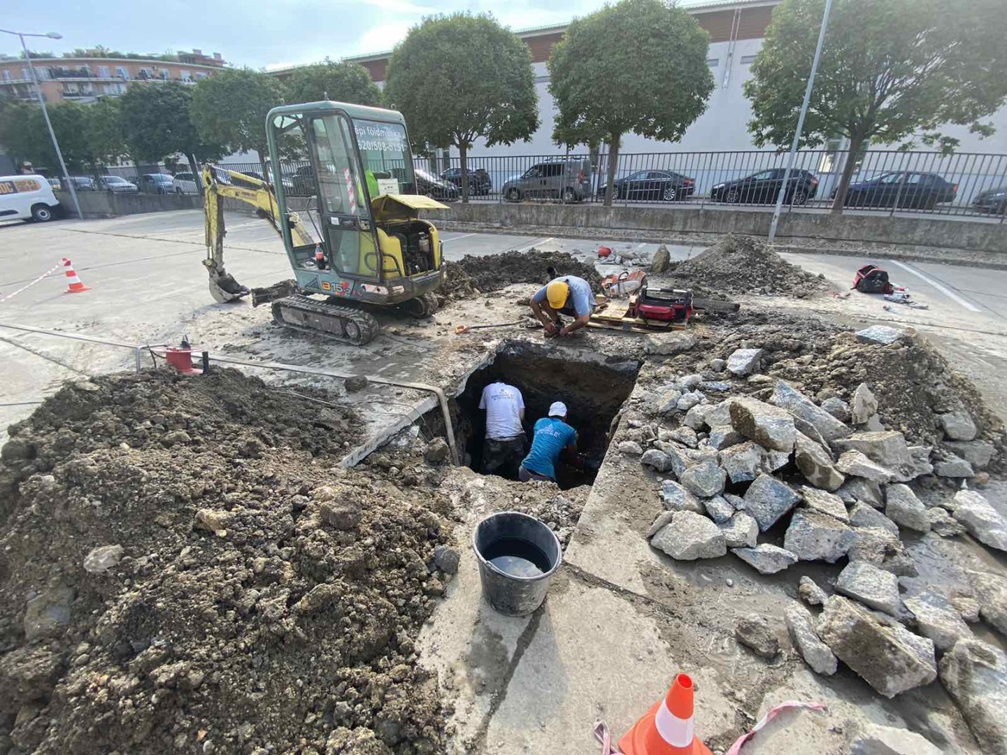 Felújított modern fürdőszoba új vízszerelési elemekkel