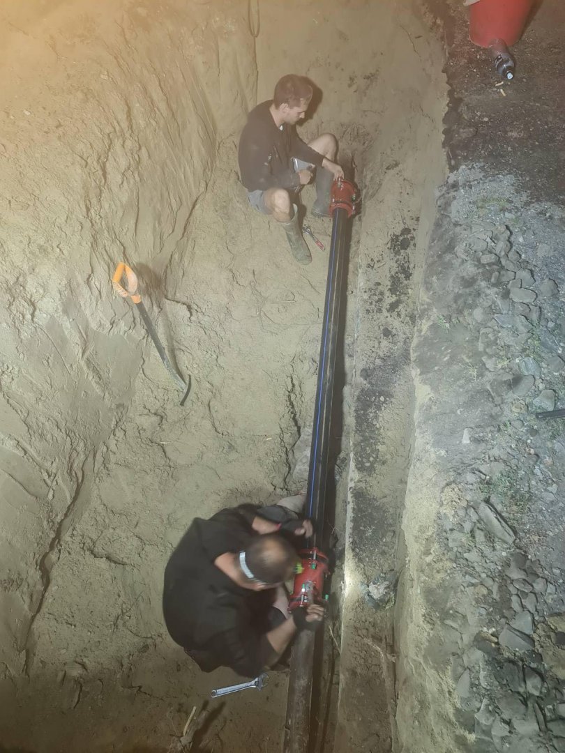 Modern WC szerelés tiszta fürdőszobában